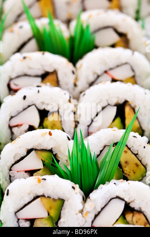 Tablett mit sortierten Sushi Vorspeisen hautnah Stockfoto