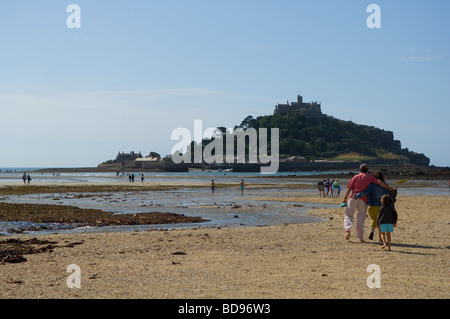 Fuß über den Strand bei Ebbe zu St. Michaels Mount, Marazion, Cornwall, 2009 Stockfoto