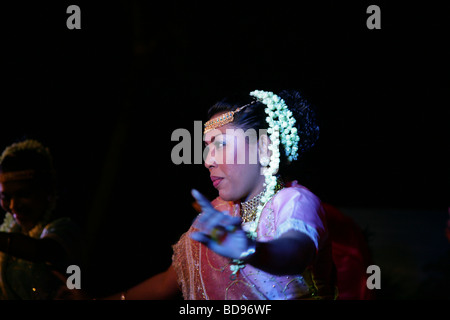 Troup von Tänzerinnen im Freien in der Nacht in Penang, Malaysia Stockfoto