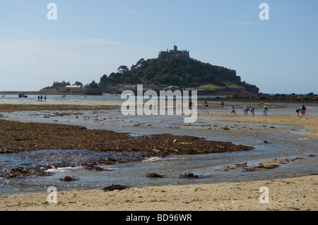 Fuß über den Strand bei Ebbe zu St. Michaels Mount, Marazion, Cornwall, 2009 Stockfoto