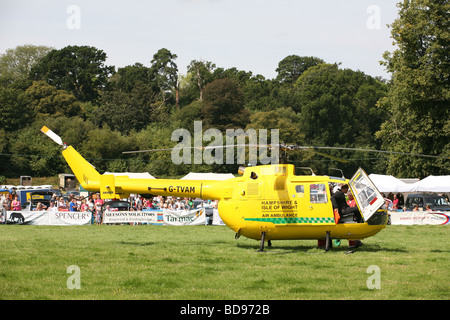 Hampshire und Isle von White Air Ambulance Abholung eines Patienten Ellingham Neuheitendienst Stockfoto