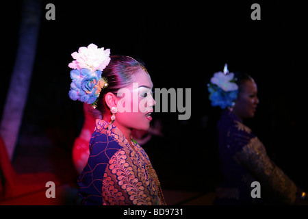 Troup von Tänzerinnen im Freien in der Nacht in Penang, Malaysia Stockfoto