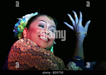 Troup von Tänzerinnen im Freien in der Nacht in Penang, Malaysia Stockfoto