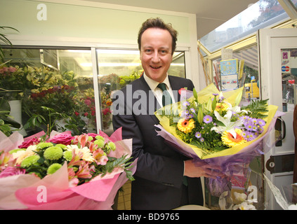 David Cameron, als Oppositionsführer, erhält Blumen für seine Frau Samantha vom Krankenhaus der Freunde von St. Mary in Paddington. Stockfoto