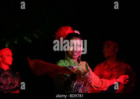 Troup von Tänzerinnen im Freien in der Nacht in Penang, Malaysia Stockfoto