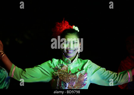 Troup von Tänzerinnen im Freien in der Nacht in Penang, Malaysia Stockfoto