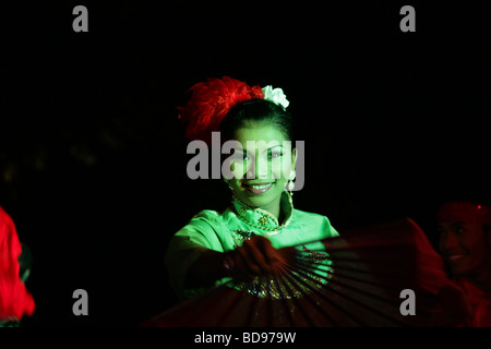 Troup von Tänzerinnen im Freien in der Nacht in Penang, Malaysia Stockfoto