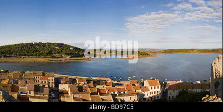 Blick auf die Etang Salzwasser-Lagune, von der Tour de Barberousse, Gruissan, Languedoc-Roussillon, Frankreich Stockfoto