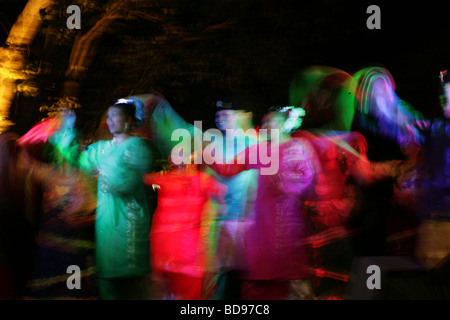 Troup von Tänzerinnen im Freien in der Nacht in Penang, Malaysia Stockfoto