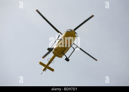 Hampshire und Isle von White Air Ambulance Abholung eines Patienten Ellingham Neuheitendienst Stockfoto