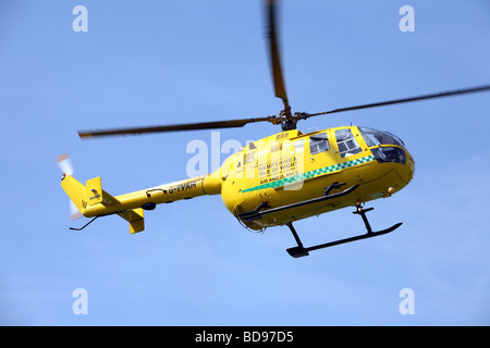 Hampshire und Isle von White Air Ambulance Abholung eines Patienten Ellingham Neuheitendienst Stockfoto