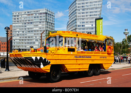 die "gelbe Ente Marine" eine Tour bus am "Albert Dock" in Liverpool, Großbritannien Stockfoto