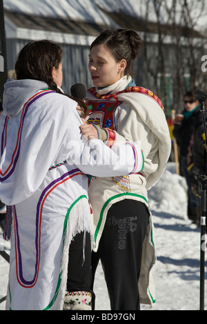 Zwei Frauen Kehle singen. Zwei junge Frauen, gekleidet in einheimischen Inuit Parkas führen ein Kehlgesang für die Massen an Winterlude. Stockfoto