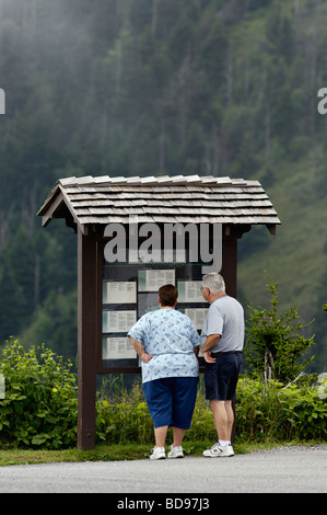 Ältere paar lesen informative Beschilderung im Clingmans Dome in den Great Smoky Mountains National Park in North Carolina Stockfoto