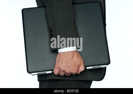 Horizontales Bild eines Geschäftsmannes in einem Pin gestreiften Anzug tragen einen Notebook-computer Stockfoto