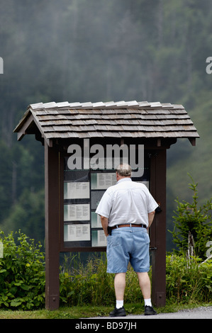 Älterer Mann lesen informative Beschilderung im Clingmans Dome in den Great Smoky Mountains National Park in North Carolina Stockfoto