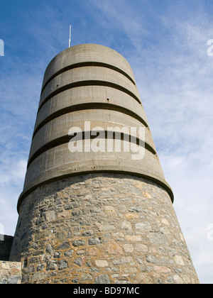 Fort Saumarez Guernsey wurde eine konkrete Suche Turm von der deutschen Besatzungsarmee auf einem viktorianischen Martello-Turm gebaut. Stockfoto