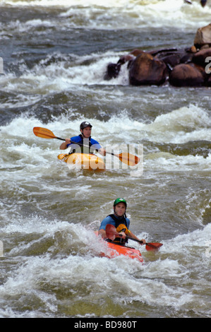 Kajakfahrer schießen Stromschnellen im oberen Teil des Flusses Ocoee im Polk County Tennessee Stockfoto