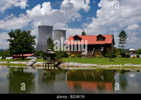 Kabine im See mit Watts Bar Kernkraftwerk Kühltürme hinter in Meigs und Rhea County Tennessee widerspiegelt Stockfoto