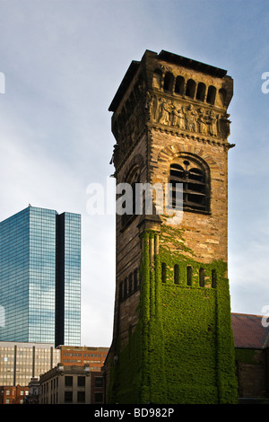 Glockenturm von der ersten BABTIST CHURCH BOSTON befindet sich auf der COMMONWEALTH AVENUE BOSTON, MASSACHUSETTS Stockfoto