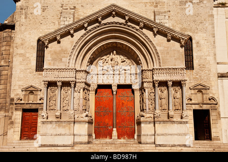 Saint Trophime Kirche (erbaut vom 12. bis 15. Jahrhundert) in Arles, Provence, Frankreich Stockfoto