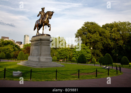 Eine Statue von GEORGE WASHINGTON in BOSTON COMMON ist ein öffentlicher Park BOSTON, MASSACHUSETTS Stockfoto