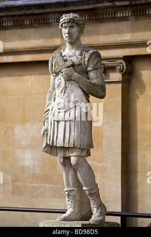 Statue auf der Terrasse mit Blick auf die große Bad der Römer Bäder von Bath Somerset England Stockfoto
