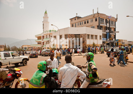 Menschen drängen sich um die Moschee und Geldwechsel Forex-Büros in der Innenstadt von Kigali Ruanda Stockfoto