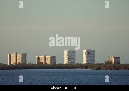 Eigentumswohnungen ragen Mangroven auf Hutchinson Island entlang der Indian River Lagune in Süd-Florida Stockfoto