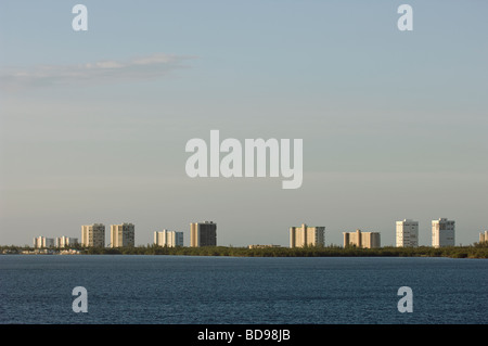 Eigentumswohnungen ragen Mangroven auf Hutchinson Island entlang der Indian River Lagune in Süd-Florida Stockfoto