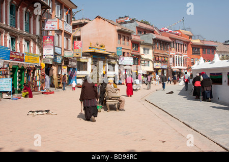 Bodhnath, Nepal. Souvenir-Shops, Reisebüros, kleinen Restaurants umgeben Gehweg, wo Besucher die Stupa umrunden. Stockfoto