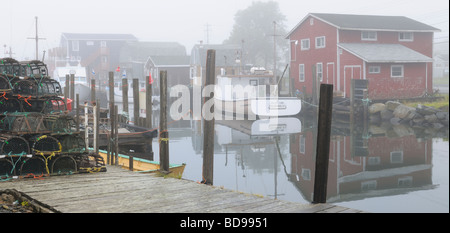 Panorama der hummerfallen auf dem Dock und Boote im Nebel bei Fisherman's Cove östlichen Passage Halifax Nova Scotia Kanada Stockfoto