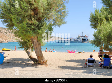 Eine schöne Aussicht auf der Stadt-Sandstrand mit schattigen Bäumen der kleinen Küstenstadt Dorf Agios Georgios. Agios Georgios, Iraklia Stockfoto