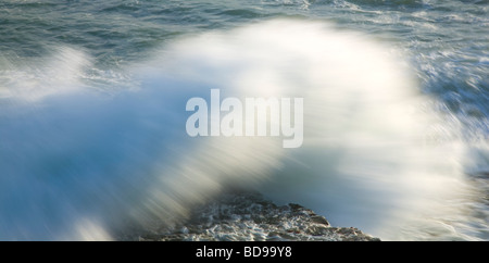 Neuseeland Southland The Catlins Waves crash auf Felsen in der Nähe von South Head die Landzunge trennt Curio Bay von Porpoise Bay Stockfoto