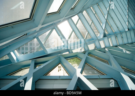 Blick von der Seattle Central Library. Zwei Personen, die über die Straße Weg nach unten vor. Aluminium-Sonnenschutz im oberen Fenster. Stockfoto