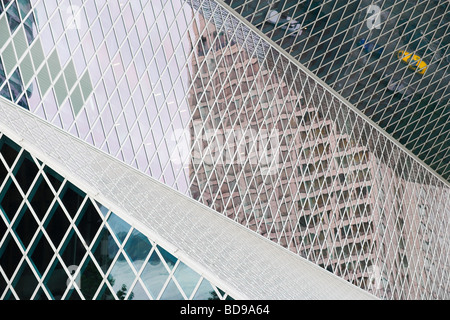 Seattle Central Library außen, wie von der 5th Avenue zu sehen. Autos und Gebäuden reflektiert auf unerwartete Weise in das Glas. SPL. Stockfoto