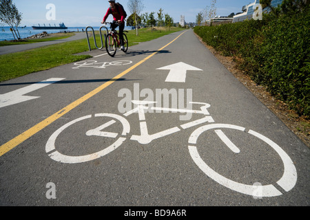 Radfahren in Seattle. Zwei-Wege-Radweg mit bemalten Richtungen in Elliott Bay Park. Stockfoto