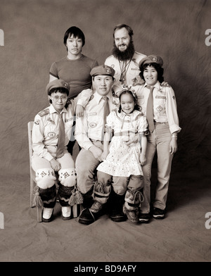 Schwarz weiße Studioportrait von Inuit Boy Scouts Girl Scouts ihr Anführer in einem Fotostudio in Iqaluit Nunavut, Kanada Stockfoto