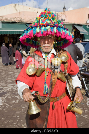 "Gerrab" (Wasser-Verkäufer), Platz Djemaa el-Fna, Marrakesch, Marokko Stockfoto