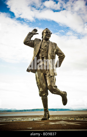 Eric Morecambe Statue von Graham Ibbeson gesehen gegen einen blauen Himmel auf der Promenade, Morecambe Bay. VEREINIGTES KÖNIGREICH Stockfoto