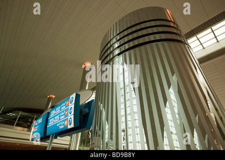 VAE Dubai Airport reflektierende Architekturdetail im neuen Terminalgebäude 2009 Stockfoto