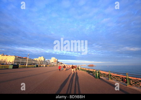 Lange Schatten auf Brighton Seafront, UK Stockfoto