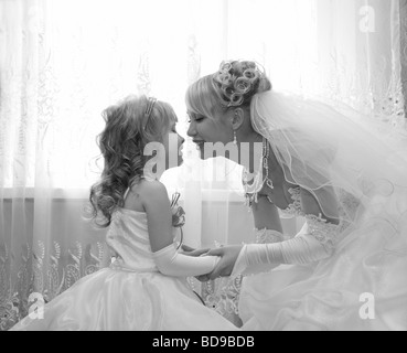 Das kleine Mädchen in einem festlichen Kleid Stockfoto