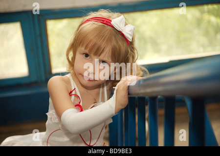 Das kleine Mädchen in einem festlichen Kleid Stockfoto