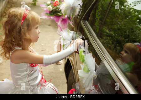 Das kleine Mädchen in einem festlichen Kleid Stockfoto