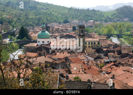 Der Fluss Magra, Brücken und die Stadt Pontremoli in der Lunigiana Stockfoto