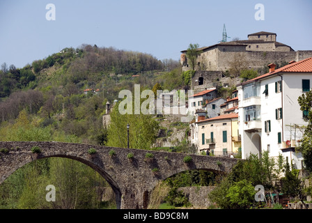 Steinbrücke über den Fluss Magra, Castello del Piagnaro oberhalb der Stadt Pontremoli in der Lunigiana Stockfoto