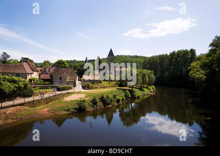 Das kleine Dorf St. Leon sur Vezere liegt eingebettet in einer Windung des Flusses Vézère, im Herzen des Périgord Noir, Dorgogne Frankreich Stockfoto