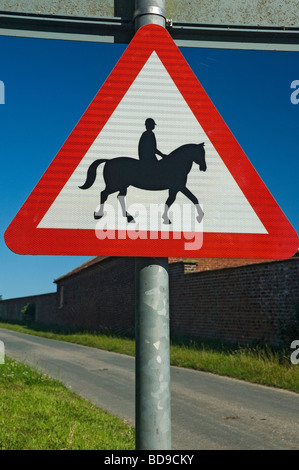 Pferd und Reiter auf der Straße Warnschild in der Nähe von East Yorkshire England UK Vereinigtes Königreich GB Grossbritannien Stockfoto