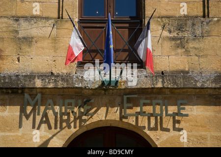 Die Marie Büro mit Fahnen, Saint Leon Sur Vezere, Dorgogne, Frankreich Stockfoto